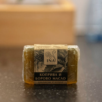 + Geschenk Natürliche Kräuterseife mit Brennnessel- und Kiefernöl - entzündungshemmende Wirkung